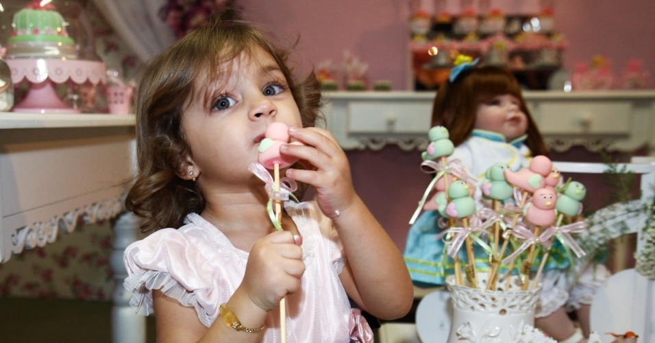 6.mai.2013 - Maria Sophia, filha do cantor Pedro Leonardo, brinca em sua festa de aniversário de 2 anos em um bufê em Goiânia