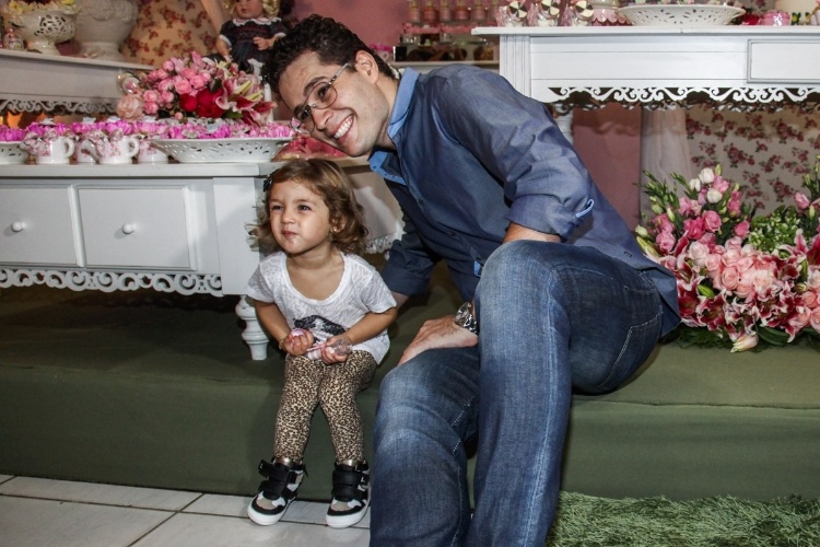 6.mai.2013 - O cantor Pedro Leonardo brinca com a filha Maria Sophia no aniversário de dois anos da menina em um bufê em Goiânia