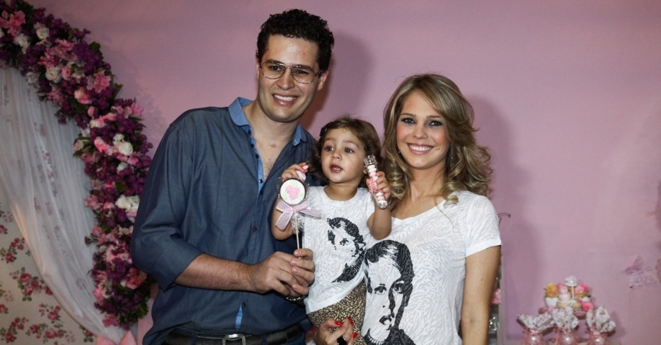 6.mai.2013 - O cantor Pedro Leonardo e a mulher Thais Gebelein posam com Maria Sophia no aniversário de 2 anos da menina, em um bufê em Goiânia