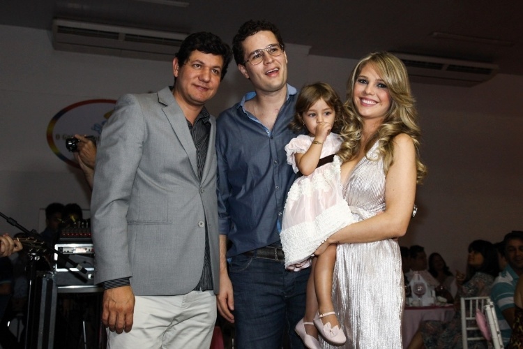 6.mai.2013 - O cantor Pedro Leonardo posa ao lado da família e do Padre Silvio no aniversário de 2 anos de Maria Sophia em um bufê em Goiânia