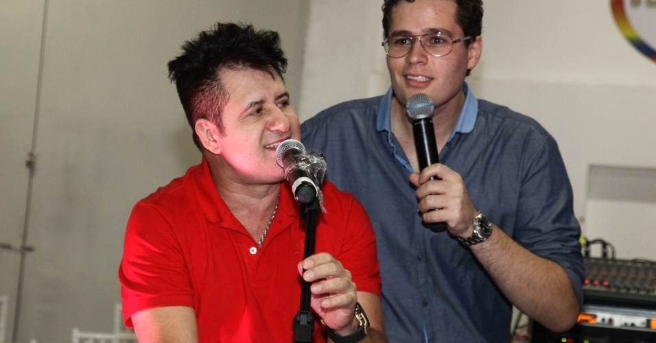 6.mai.2013 - Pedro Leonardo canta com Marrone, da dupla com Bruno, no aniversário de 2 anos de sua filha, Maria Sophia, em um bufê em Goiânia