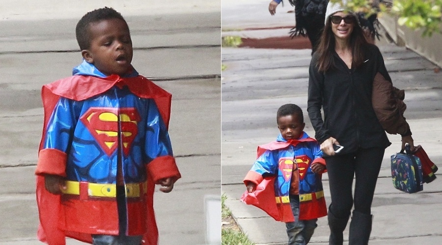 6.mai.2013 - Sandra Bullock buscou o filho, Louis, da escola, em Los Angeles, Califórnia. O menino vestiu uma capa do Super-Homem