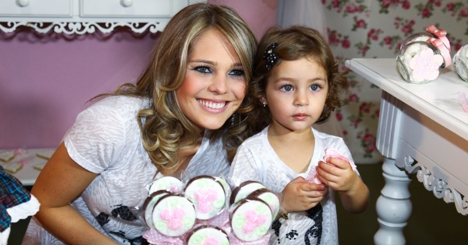 6.mai.2013 - Thais Gebelein brinca com a filha Maria Sophia no aniversário de 2 anos da menina em um bufê em Goiânia
