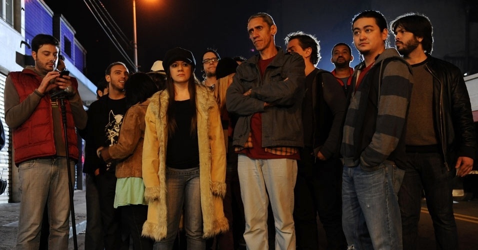 6.mar.2013 - Danilo Gentili mexe no celular durante a gravação do vídeo com música de sua autoria - Junior Lago/UOL