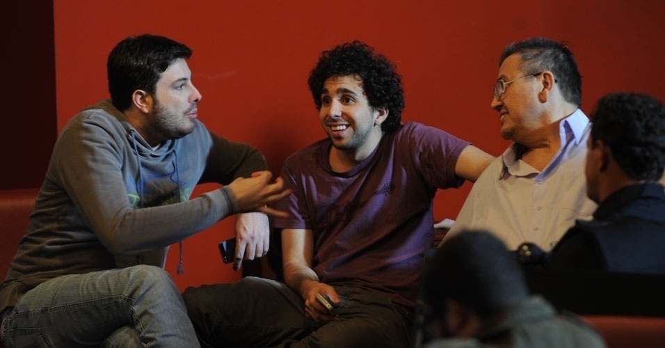 6.mar.2013 - Danilo Gentili, Murilo Couto e Márcio Ribeiro conversam durante gravação do clipe com música do apresentador do "Agora É Tarde"