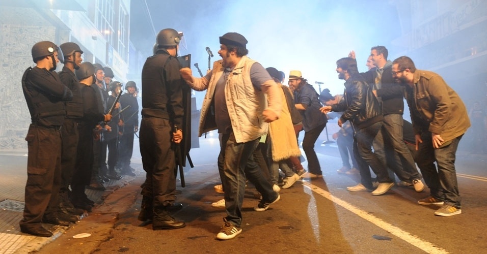 6.mar.2013 - No clipe promocional, dirigido por Fabrício Bittar, que fará adaptação do primeiro livro de Gentili para o cinema, comediantes enfrentam a polícia - Junior Lago/UOL