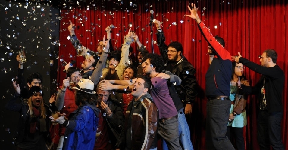 6.mar.2013 - No clipe promocional, dirigido por Fabrício Bittar, que fará adaptação do primeiro livro de Gentili para o cinema, comediantes enfrentam a polícia - Junior Lago/UOL