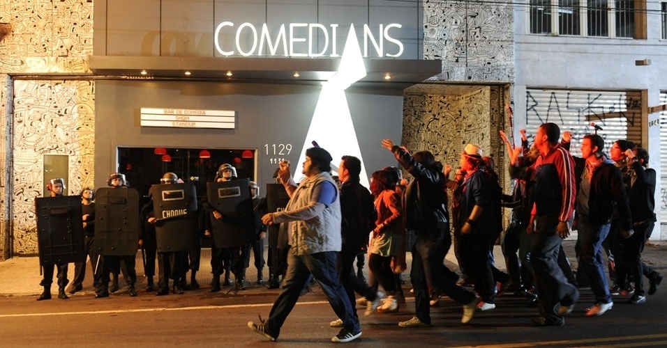 6.mar.2013 - O vídeo, que reuniu cerca de 20 comediantes, irá ser exibido na Band e nos cinemas - Junior Lago/UOL