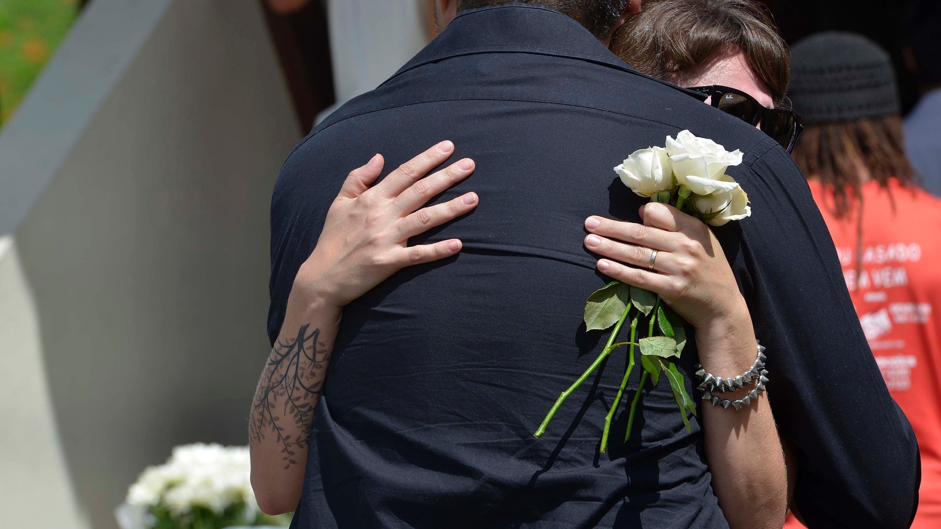 7.mai.2013 - Fãs, amigos e familiares se abraçam no enterro de Peu Sousa, que já tocou com Pitty, Junior e Champignon - João Alvarez/UOL