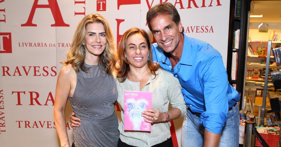 7.mai.2013 - Maitê Proença recebe os amigos Cissa Guimarães e Victor Fasano no lançamento do seu livro "É Duro Ser Cabra Na Etiópia", no Rio