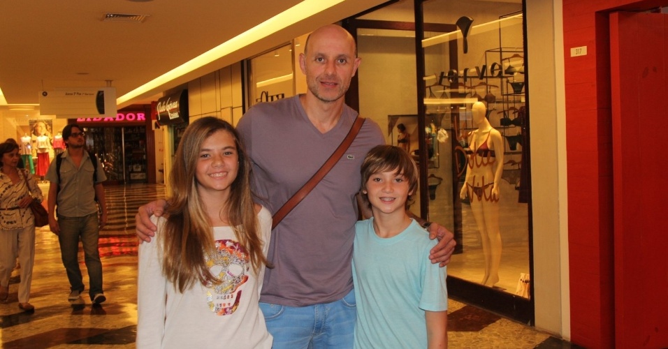 7.mai.2013 - Separado, Tande vai ao shopping com os filhos