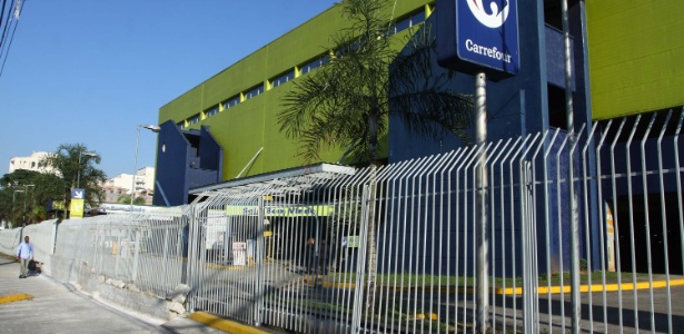 Unidade do Carrefour, localizada na zona oeste de SP, que foi lacrada por falta de alvará de funcionamento - Marcos Bezerra/Futura Press