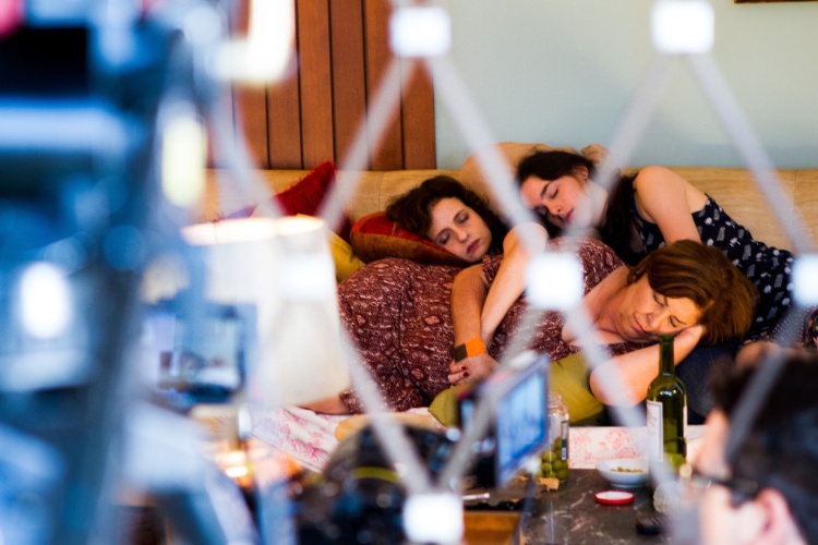 8.mai.2013 -  As atrizes Claudia Mello, Denise Fraga e Manuela Aliperti gravam a série "3 Teresas" em casa transformada em set no bairro da Lapa, em SP