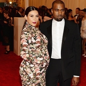 A socialite Kim Kardashian e o rapper Kanye West serão pais de uma menina