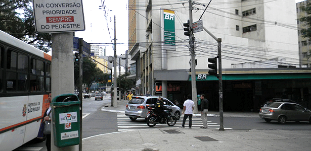 Cruzamento movimentado e sem semáforo de pedestres em São Paulo: "A lei? Ora, a lei..." - Cícero Lima/UOL