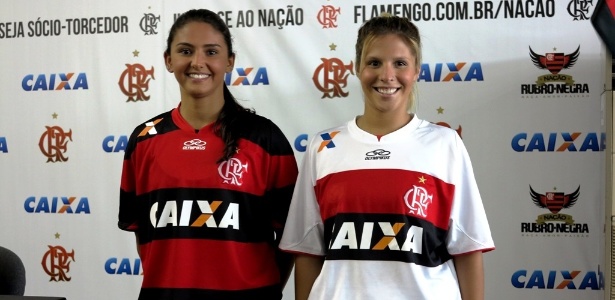 Modelos apresentam os uniformes do Flamengo com a marca do novo patrocinador - Pedro Ivo Almeida/UOL