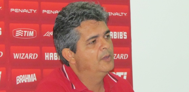 Ney Franco dá coletiva no Estádio Independência - Danilo Lavieri/UOL Esporte