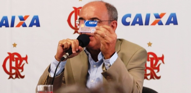 Presidente Eduardo Bandeira de Mello mostra cartão da Caixa em anúncio de parceria - Pedro Ivo Almeida/UOL