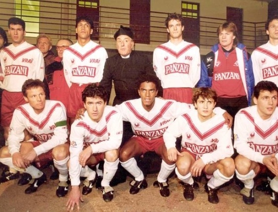 Valdeir no centro do time do Bordeaux, com Zidane em pé (o primeiro da esquerda) - Arquivo pessoal