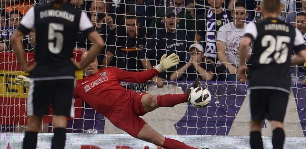 Caballero defende pênalti de Cristiano Ronaldo com o pé esquerdo - AFP PHOTO/ DANI POZO