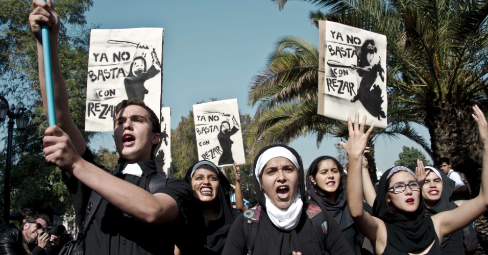 08.mai.2013 - Estudantes protestaram nesta quarta-feira (8) em Santiago contra a reforma do sistema educacional promovida pelo governo