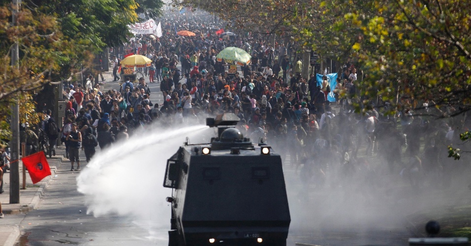 08.mai.2013 - Estudantes protestaram nesta quarta-feira (8) em Santiago contra a reforma do sistema educacional promovida pelo governo
