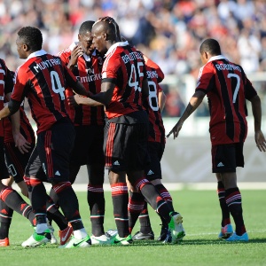 08.mai.2013 - Jogadores do Milan comemoram gol da equipe contra o Pescara, pelo Campeonato Italiano - AP Photo/Sandro Perozzi