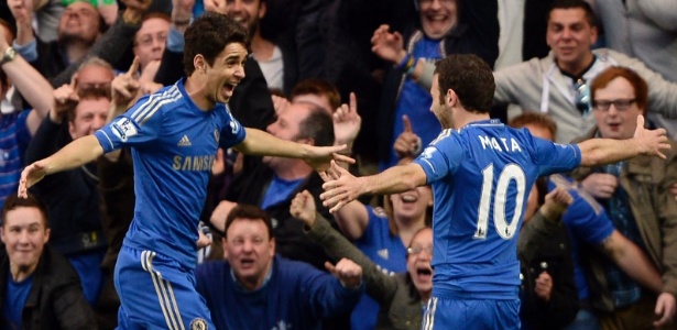 Oscar comemora seu gol com Juan Mata na partida do Chelsea contra o Tottenham - REUTERS/Dylan Martinez
