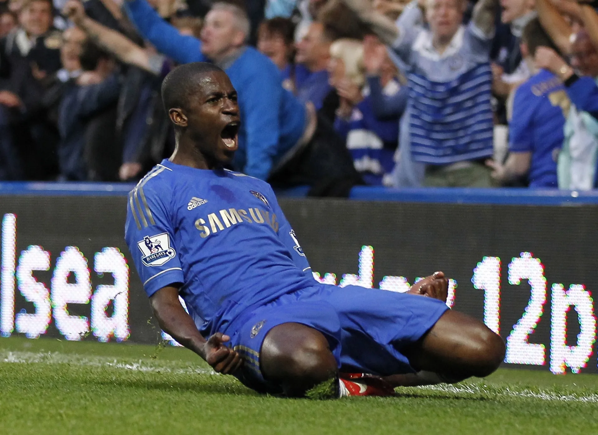 08.mai.2013 - Ramires comemora após marcar o segundo gol do Chelsea na partida contra o Tottenham - AFP PHOTO / IAN KINGTON