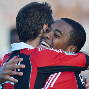 08.mai.2013 - Robinho (dir), do Milan, abraça Flamini após dar assistência para o volante marcar na partida contra o Pescara, pelo Campeonato Italiano - AFP PHOTO/VINCENZO PINTO
