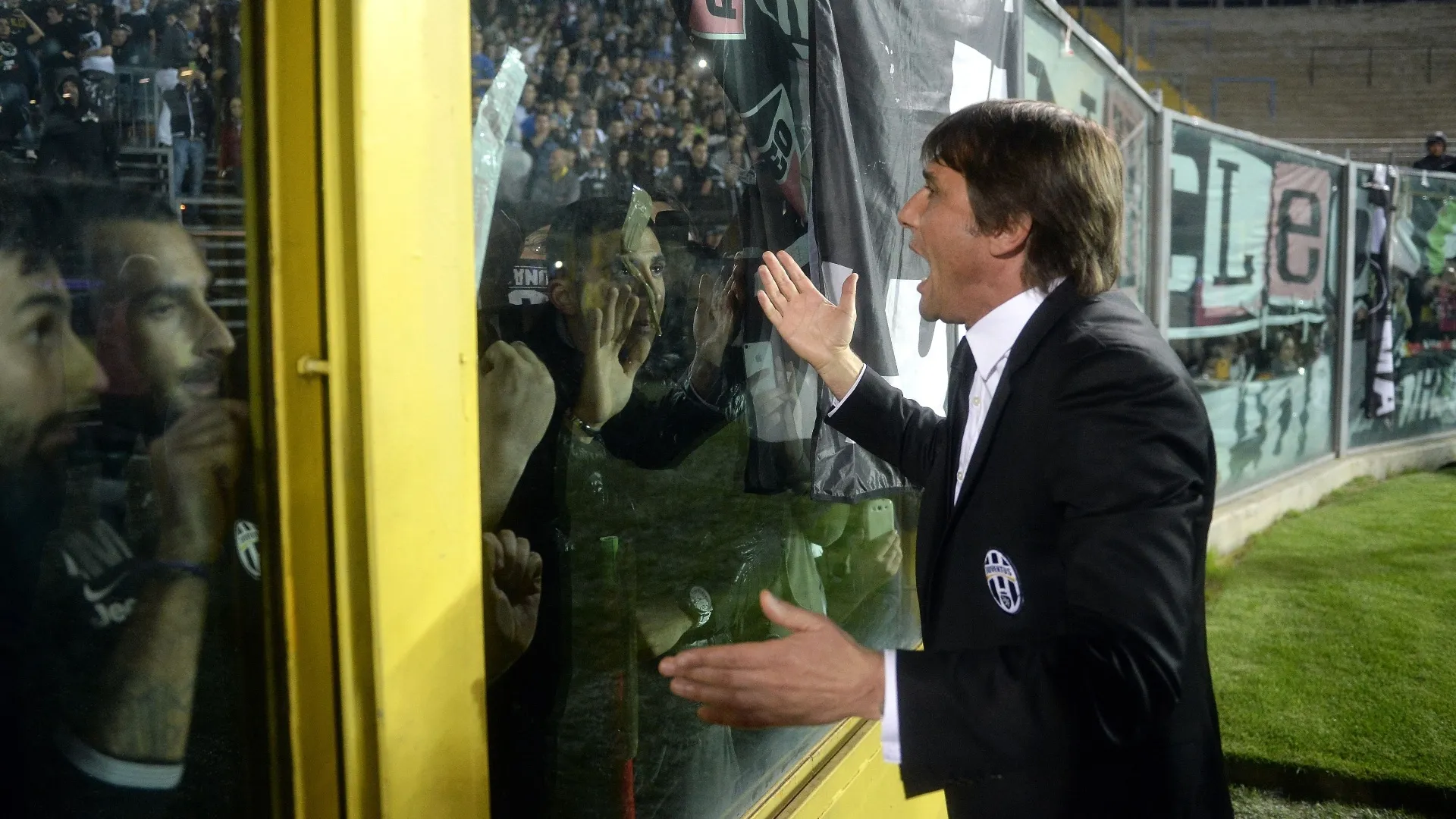 08.mai.2013 - Técnico da Juventus, Antonio Conte, fala com os torcedores da equipe após o juiz paralisar a partida com a Atalanta por dez minutos - AFP PHOTO / OLIVIER MORIN