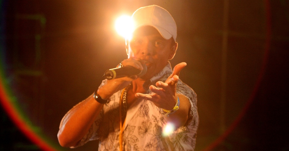 31.dez.2006 -  Netinho canta na festa de reveillon na avenida Paulista para público estimado em 2 milhões de pessoas