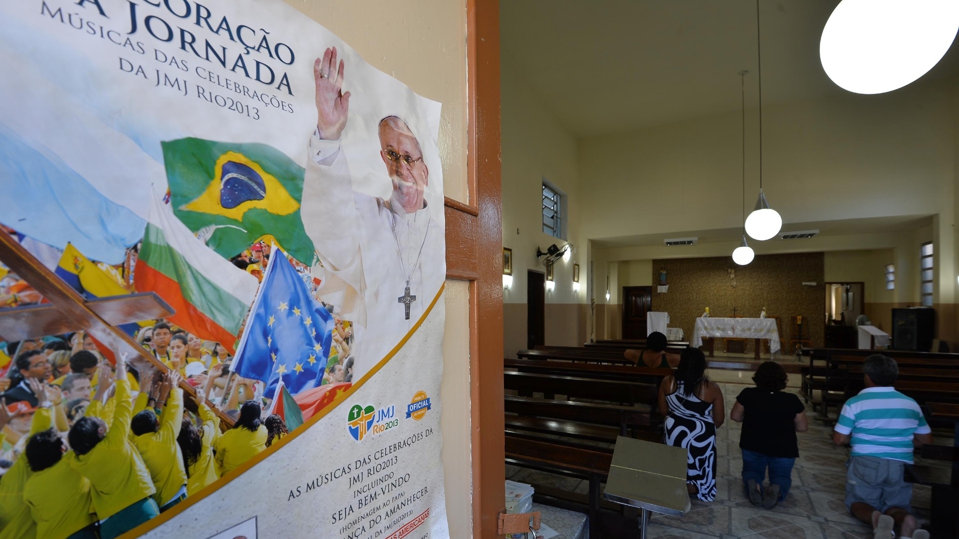 7.mai.2013 - Os organizadores da Jornada Mundial da Juventude (JMJ) confirmaram nesta terça-feira (7) que o papa Francisco, durante visita ao Rio de Janeiro entre os dias 22 e 28 de julho, conhecerá a comunidade de Varginha, no Complexo de Manguinhos, zona norte da capital fluminense. Francisco deve chegar em carro fechado e descaracterizado e descer em uma capela no interior da favela - André Lobo/UOL