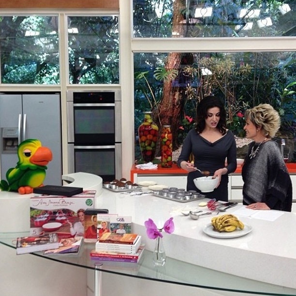 8.mai.2013 - A cozinheira Nigella Lawson prepara muffins de chocolate com banana com Ana Maria Braga no "Mais Você"