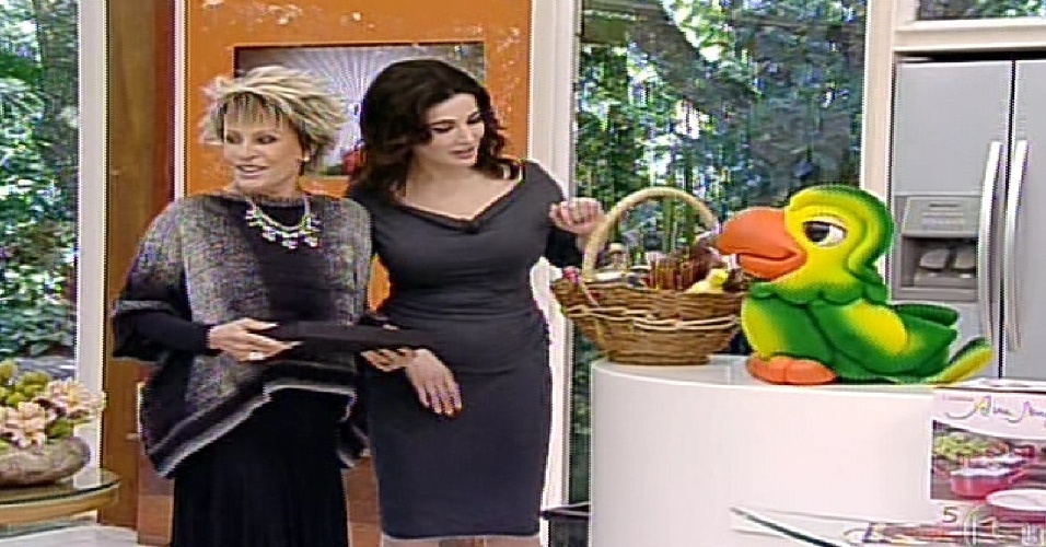 8.mai.2013 - A cozinheira Nigella Lawson recebe cesta de comidas de presnete de Ana Maria Braga no "Mais Você"
