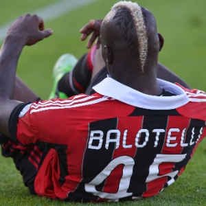 8.mai.2013 - Atacante italiano Balotelli cai durante partida do Milan contra o Pescara, pelo Campeonato Italiano - AFP PHOTO / VINCENZO PINTO