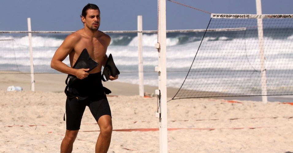 8.mai.2013 - Depois de surfar,  Cauã Reymond corre na praia da Barra da Tijuca para manter a forma física nesta quarta-feira (8)