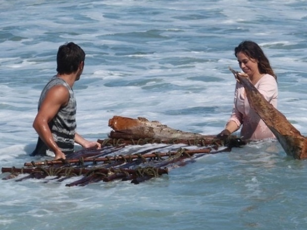 8.mai.2013 - Em "Flor do Caribe", Natália e Juliano ficam ilhados em praia deserta