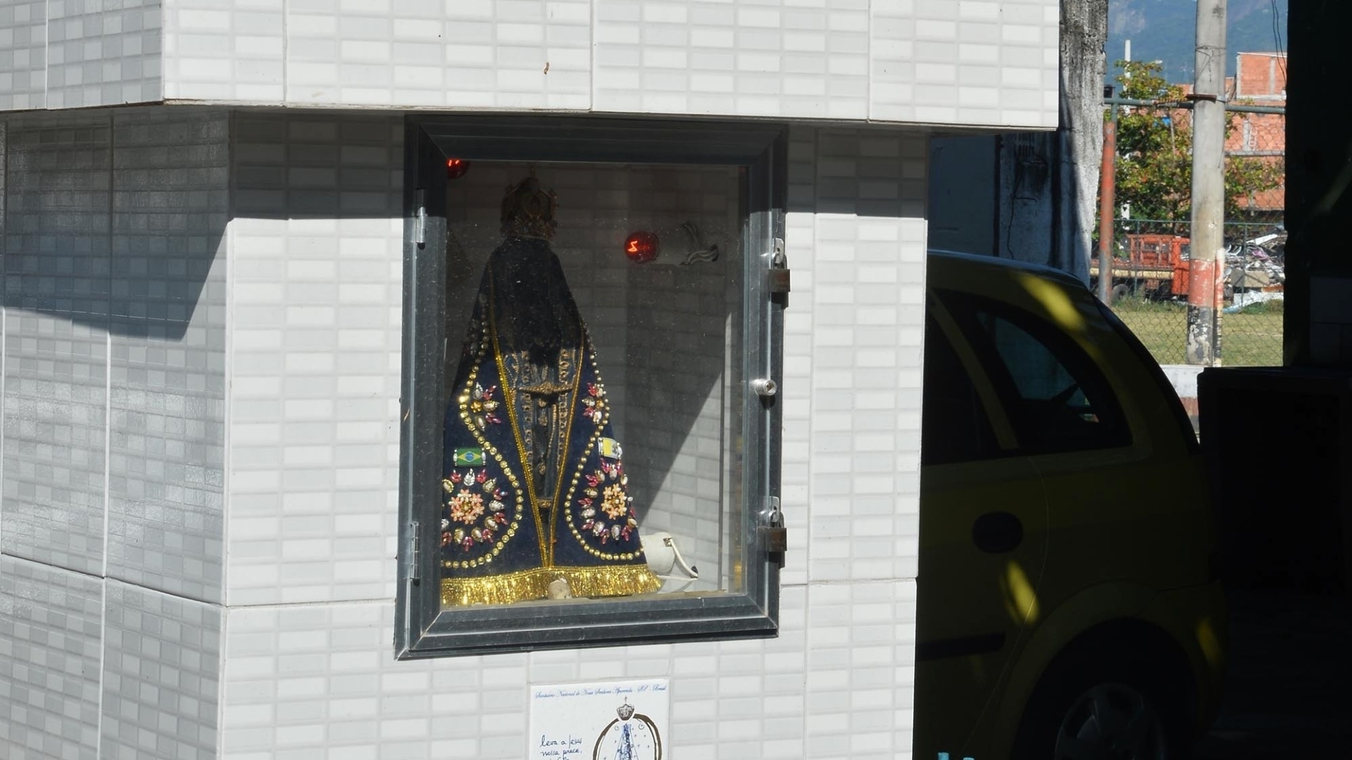 8.mai.2013 - Está confirmada a passagem do papa Francisco pela favela de Verginha, na zona norte do Rio, durante a Jornada Mundial da Juventude. O papa deve visitar a Capela de São Jerônimo, na entrada da favela, conhecer a casa de uma família e rezar uma missa no campinho de futebol, de onde é possível ver a estátua do Cristo ao longe. Entre os moradores, o clima é de expectativa, tanto pela visita quanto pelas possíveis melhorias que a comunidade pode receber - André Lobo/UOL