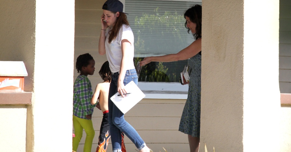 8.mai.2013 - Kristen fica tímida ao ser cercada pelas crianças