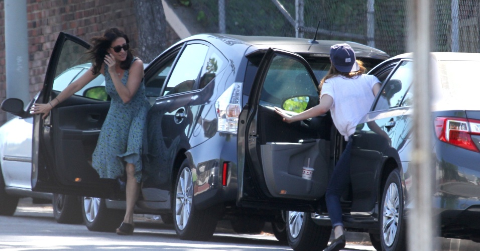 8.mai.2013 - Kristen Stewart bate o carro na traseira de outro veículo em Los Angeles