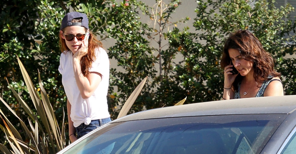 8.mai.2013 - Kristen Stewart e a mulher ligam  para o seguro após o acidente