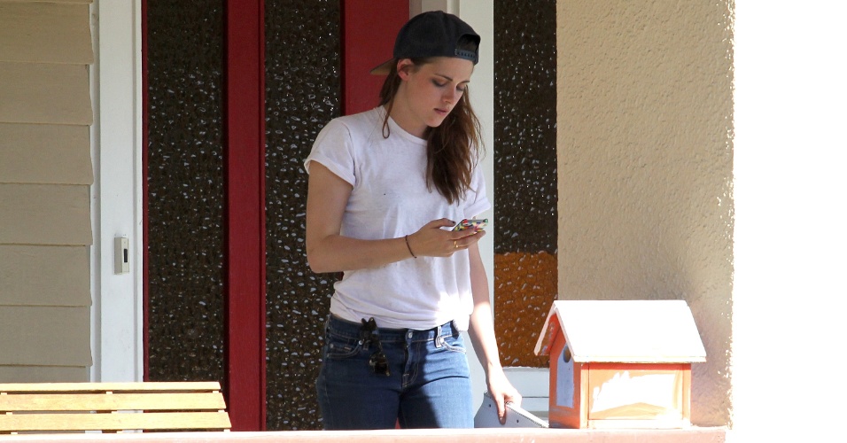8.mai.2013 - Kristen Stewart liga para o seguro após bater o carro