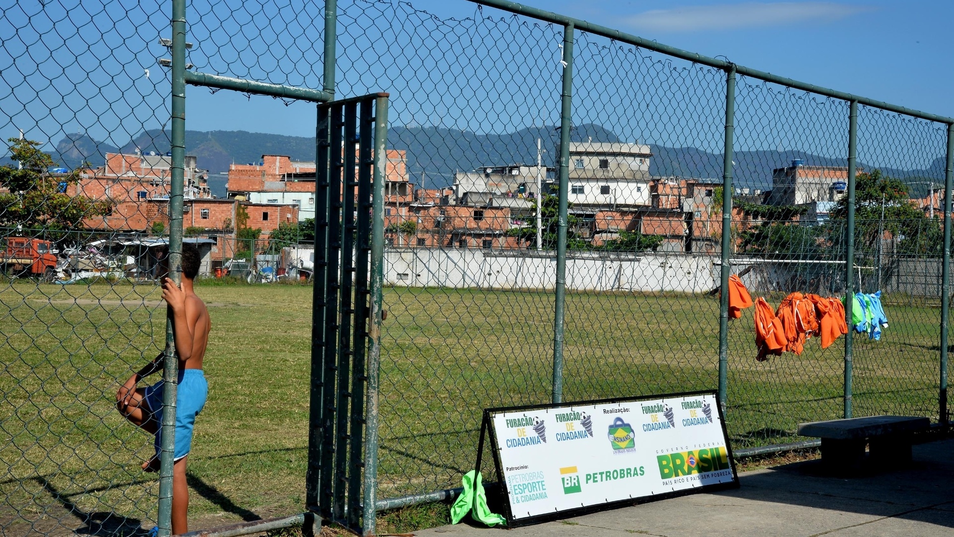 8.mai.2013 - O papa Francisco deve vai visitar uma capela no interior da favela, situada em uma região que já foi conhecida como Faixa de Gaza, e recebeu uma UPP no começo de 2013. Em seguida, o pontífica deve caminhar por cerca de cem metros até um campo de futebol - André Lobo/UOL