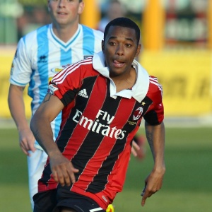 8.mai.2013 - Robinho voltou a ser titular do Milan na partida com o Pescara e deu duas assistências - AFP PHOTO / VINCENZO PINTO