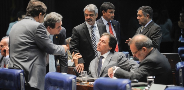 Senadores analisam o projeto que amplia o alcance do Bolsa Família para todos os inscritos no programa do governo federal - Moreira Mariz/Agência Senado