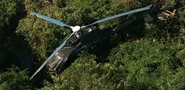 Helicóptero que caiu no morro da Urca, na zona sul do RJ. Segundo os Bombeiros, não houve vítimas - Reprodução/Globo News