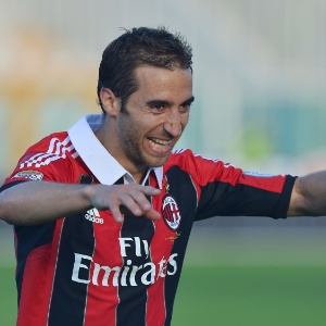 8.mai.2013 - Volante Flamini comemora seu gol na partida entre Milan e Pescara - AFP PHOTO / VINCENZO PINTO