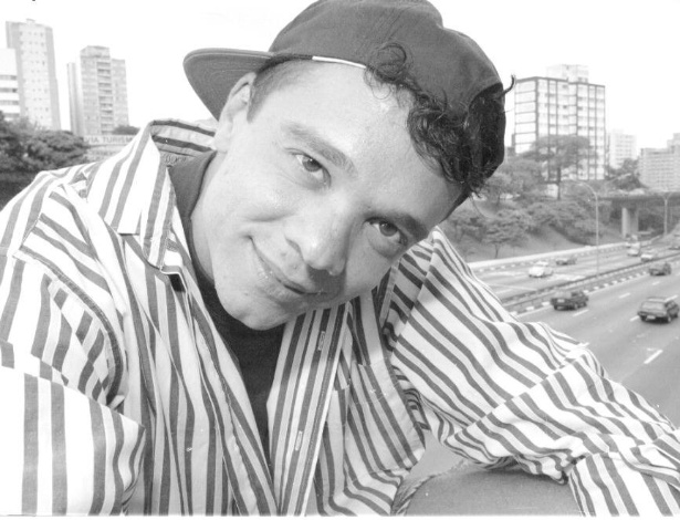 Antes de estourar nacionalmente com o sucesso "Mila", o cantor Netinho posa para fotos em 1995, ano em que emplacou uma música no seriado teen "Malhação"