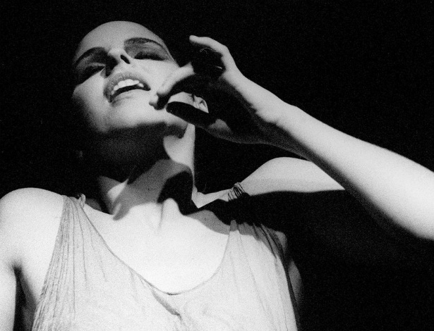 Cena do documentário "Elena", de Petra Costa. A diretora brasileira remonta sua própria história com a irmã, a atriz Elena Andrade, que morreu em 1990 após tentar carreira nos Estados Unidos. Com uma narração em tom de carta para a irmã, Petra traz sua própria versão e a da mãe para relembrar a jovem, que tinha apenas 20 anos ao morrer em Nova York. O longa foi o vencedor do principal prêmio de sua categoria no Festival de Brasília de 2012. Estreia prevista no circuito nacional em 10 de maio - Divulgação / Espaço Filmes